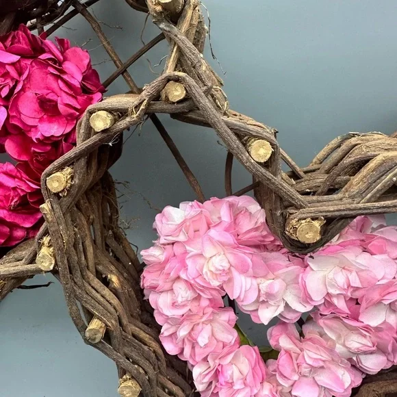 Grapevine triple heart Valentine wreath with paper hearts decor - Picture 9 of 9